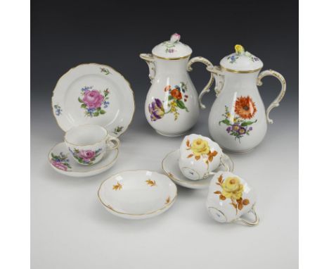 9 Porzellane mit verschiedener Blumenmalerei. Meissen. Schwertermarke, 2. H. 20. Jh., 1-4 Schleifstriche.             Polychr