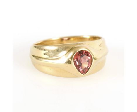 Goldring mit Farbstein.             Gelbgold 750 gestempelt. Ringgröße 61. 9,0 g.             Hochwertig verarbeiteter Ring m