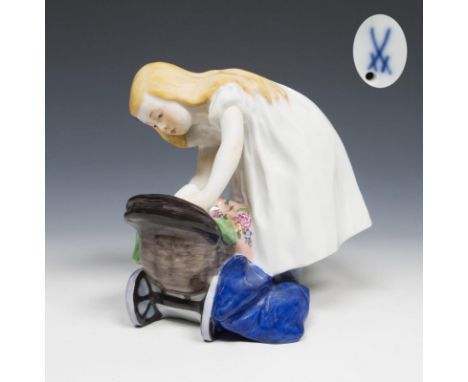 Jugendstil-Figur: Mädchen mit Puppenwagen. Meissen. 1974. Modell-Nr. 73370 (alte Form-Nr. W 124). Modell von.                