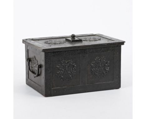 Kriegskasse. 19. Jh. (?).             Eisen schwarz lackiert. 19 x 34,5 x 23 cm. 9,5 kg.             Quaderförmige Eisenschat