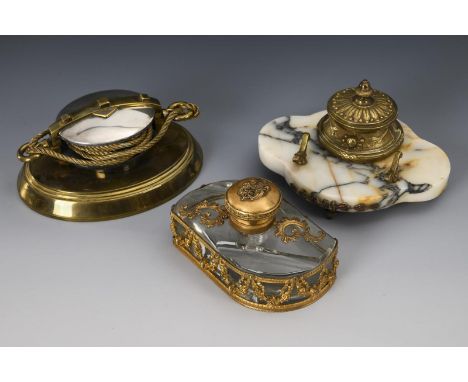 3 dekorative Tintenfässer. Ende 19. Jh.             Messing/Bronze teils versilbert, farbloses Glas, heller Marmor. Maximal 7