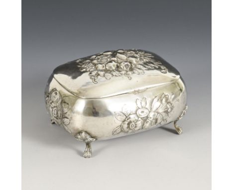 Silberne Zuckerdose. Halbmond/Krone/800/undeutliches Firmenzeichen gepunzt. Anfang 20. Jh.             9,5 x 16,5 x 13 cm. 36