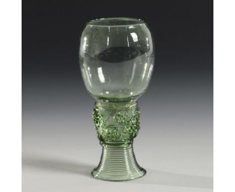 Barocker Römer. 17. Jh. Deutsch oder Niederlande.Grünes Glas mit kleinen Einschlüssen. H 14 cm. Ovoide Kuppa, zylindrischer, 