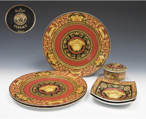 Versace-Bonbonniére, 3 Platzteller, 2 Schalen. Rosenthal Studio-Linie.  ø 10,5-31 cm. Dekor "Medusa" von Gianni Versace 1993 
