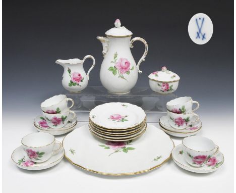 Kaffeeservice. Meissen. 1924-1934.             Höhe: 6-24 cm, ø 13,5-32,5 cm.             22 Teile: Kaffeekanne, Milchkännche