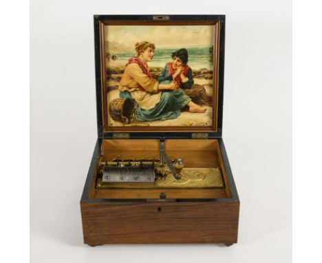 Lochplatten-Spieldose mit Glockenspiel. Kalliope. Um 1900.             Nussbaum furniert, Bein-Einlagen. 19 x 40 x 38 cm, L K