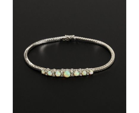 Armband mit Opalen und Brillanten.             Weißgold 750 gestempelt. L 18,5 cm. 14,0 g.             Armband mit chatongefa