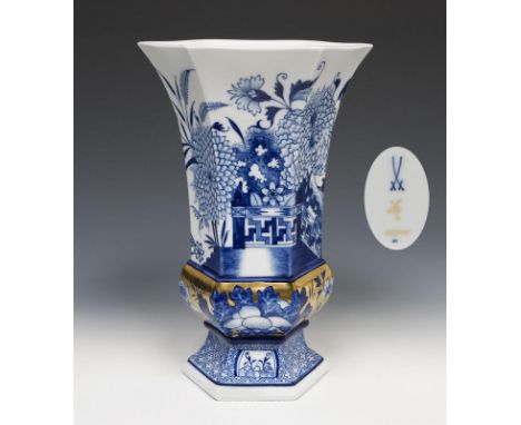 Blaudekor-Vase. Meissen. 2007. Modell-Nr. 50041.             Höhe: 27,5 cm.             Limited Edition, nummeriertes Exempla