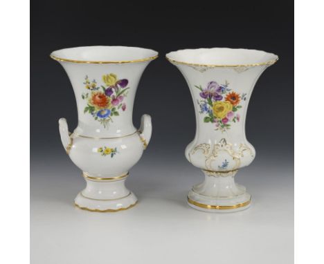 2 Vasen mit Blumenmalerei. Meissen. Schwertermarke, 2. H. 20. Jh., 1. Wahl.             Polychrom bemalt, goldstaffiert. H je