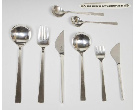 Design-Tafelbesteck. Carl Hugo Pott, Solingen.             925er Silber. Länge: 12,5-19,5 cm. 2446 Gramm (ohne Messer gewogen
