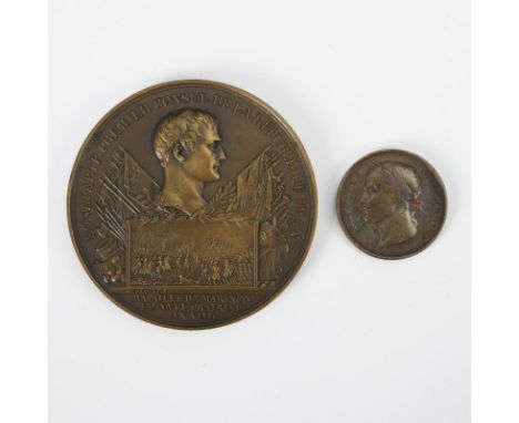 2 Medaillen Napoleon.             Je Bronze.             Bildnis über Trophäen und Bataille-Kartusche, Umschrift "Bonaparte P