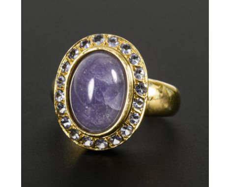 Entourage-Ring mit Tansaniten.             Gelbgold 585 gestempelt. Ringgröße 56. 8,2 g.             Ring mit Besatz aus eine