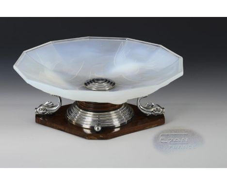 Art-déco-Tafelaufsatz. Pressignatur "EZAN FRANCE", um 1930. Frankreich.             H 13,5 cm, Ø 35,5 cm.             Polygon