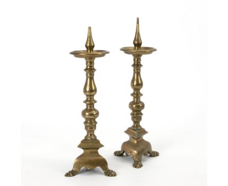 2 Kerzenleuchter. 18. Jh. (?).             Bronze. H 33,5 cm (ohne Dorn). Gesamt 5,3 kg.             Massive Bronzeleuchter i