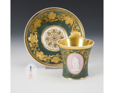 Biedermeier-Tasse mit Biskuitrelief und Reliefgoldmalerei. KPM Berlin. Zeptermarke und roter Reichsapfel, um 1835.           