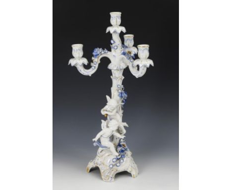 Puttenleuchter. Schierholz. Stempelmarke, 2. H. 20. Jh.             In Blau und Gold staffiert. H 53,5 cm.             4-flam