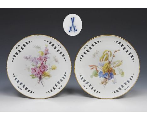 Paar seltene Jugendstil-Durchbruchteller. Meissen. 1890-1923.             ø 22,5 cm.             Geometrisch durchbrochen gea