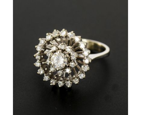 Ring mit Brillant und Diamanten.             Weißgold 750 gestempelt. Brillant Durchmesser ca. 4 mm. Ringgröße 53. 4,5 g.    