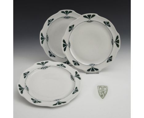 3 Jugendstil-Speiseteller "Agnes". Burgau. Stempelmarke PMB, 1901-1929.             Unterglasurgrüne Malerei. Ø 27 cm.       