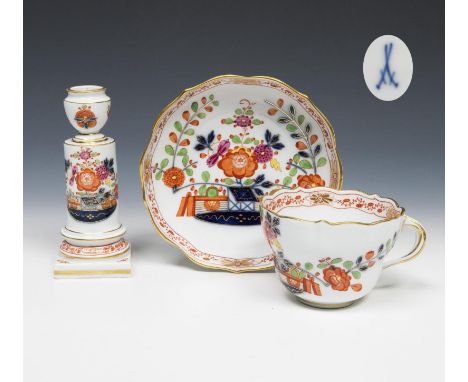 Große Tasse, Untertasse, Kerzenleuchter. Meissen. 1860-1890.             Höhe: 7-14 cm, ø 15 cm.             Tasse in Form "N