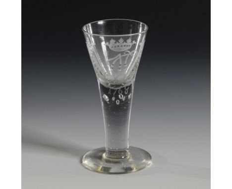 Schnapsglas mit Monogramm. 2. H. 18. Jh.             Farbloses, leicht graustichiges Glas. H 14,5 cm.             Konische in