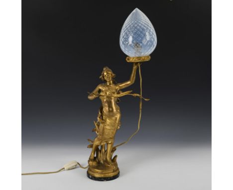 Jugendstil-Tischlampe mit Mädchenfigur "Papillon". Anfang 20. Jh. Bezeichnet, auf dem Sockelschild betitelt/bezeichnet.      