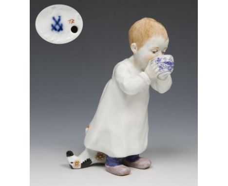 Jugendstil-Figur: Kind mit Tasse. Meissen. 1997. Modell-Nr. 73364 (alte Form-Nr. W 118). Modell von.                     HENT