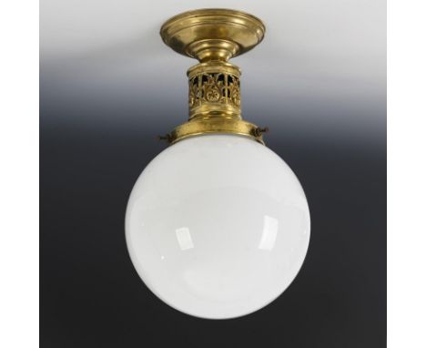 Deckenlampe mit Kugelschirm. 1. Hälfte 20. Jh.             Messingblech, farbloses Glas mit Milchglas-Innenfang. H 41 cm, Ø 2