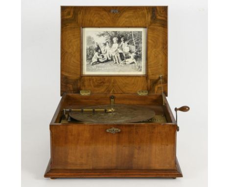 Große Lochplatten-Spieldose mit 14 Platten. Symphonion. Werk gemarkt, Serien-Nr. 356450. Um 1900.             Nussbaum furnie