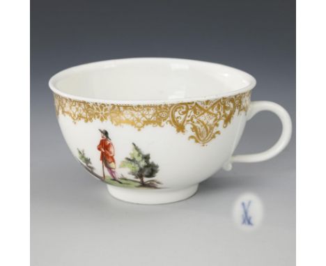 Barocke Tasse mit Figurenmalerei. Meissen. Schwertermarke, um 1750.             Polychrom bemalt, goldstaffiert. H 5 cm.     
