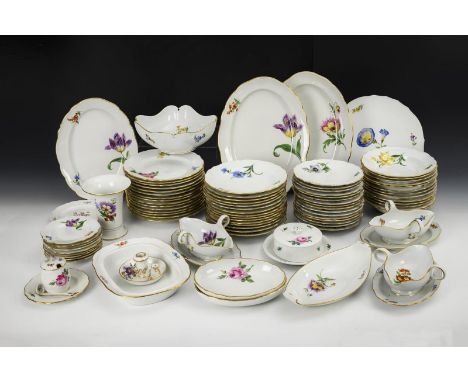 Umfangreiches Speiseservice mit Blumenmalerei. Meissen. Überwiegend Schwertermarke, 1934-1945, überwiegend 1. Wahl.          