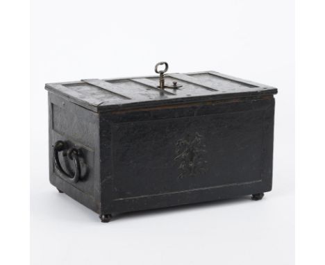Kriegskasse. 17./18. Jh.             Eisen jünger schwarz lackiert, Innenkanten rot lackiert. 22 x 37 x 26 cm (ohne Griffe). 