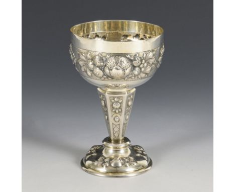 Silberkelch mit Fruchtreliefs. Halbmond/Krone/800 gepunzt. 20. Jh.             H 16 cm. 192 g.             Im Renaissancestil