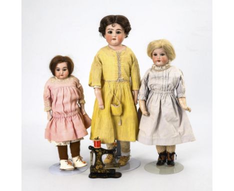 3 Brustkopfpuppen und kleine Nähmaschine. Armand Marseille. Alle AM gemarkt. Um 1900.             Biskuitporzellan, Masse, St