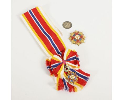 1. Klasse des Sikatuna-Ordens. 1980. Philippinische Republik.Schatulle 30,5 x 45 cm. Holzschatulle mit Orden an Schärpe, Brus