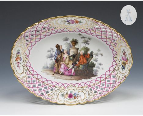 Hausmaler-Durchbruchschale. Meissen. 1850-1860.             Breite: 30 cm.             Die durchbrochen gearbeitete Fahne mit