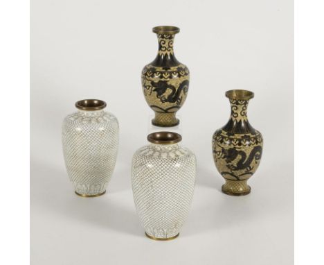 2 Paar Cloisonné-Vasen. China.             H 17 und 15 cm.             Wohl frühe Stücke mit feinem Schuppenornament auf Weiß