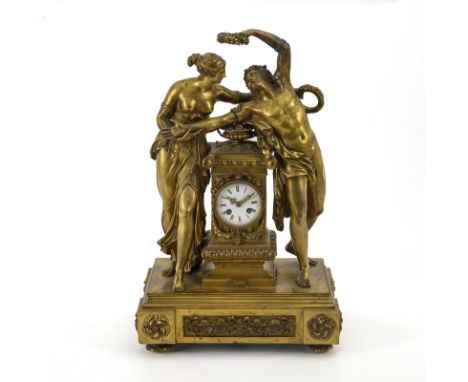  Klassizistische Bronzeuhr mit Amor und Psyche.  Weißes Emailziffernblatt mit römischen Zahlen, Minutenkranz und Messingzeige