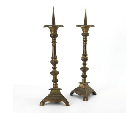 Paar Kerzenleuchter. Wohl frühes 19. Jh.             Bronze und Messing. H 48 cm (ohne Dorn). Gesamt 3,8 kg.             Prof