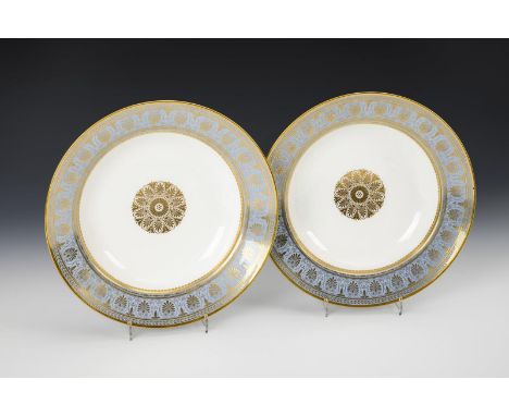 2 Biedermeier-Teller "Fond Blue Achat". Sèvres. Rote Marke Chateau de Compiegne bzw.  de St. Cloud und blaue Marke Louis Phil