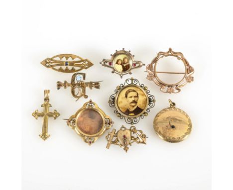Jugendstilschmuck in Tombak, 9 Teile.  Golddoublé, Tombak. Von 2,9 x 1,9 cm bis 3,5 x 3,5 cm. Zusammen 33,1 g. Neun Teile Jug