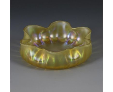 Jugendstil-Schale. Lötz. Johann Loetz Witwe, Klostermühle, um 1900.             Gelbes Glas, irisiert. Ø 13,5 cm.            
