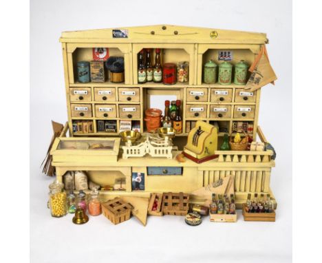 Reich ausgestatteter Kaufladen. 1920er Jahre.             Holz, cremefarben gestrichen. 43,5 x 58 x 28,5 cm. 5,4 kg.         