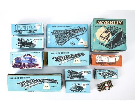 Konvolut Eisenbahnzubehör in Originalkartons. Märklin.             Blech und Kunststoff. L 11 - 14 cm. Ca. 3 kg.             