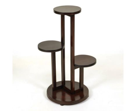 Art-déco-Blumenetagère.             Buche, rötlich gebeizt. H 85 cm, Ablage Ø je 24 cm.             Gestell mit 3 runden Abla