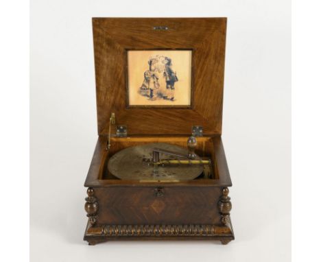 Spieldose mit Glockenspiel und 9 Platten. Kalliope. Um 1900.             Nussbaum furniert und massiv. 17 x 34 x 32 cm, L Kam