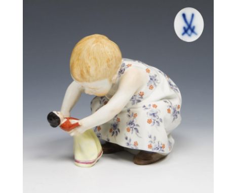 Jugendstil-Figur: Kind mit Puppe. Meissen. 1987. Modell-Nr. 73363 (alte Form-Nr. W 117). Modell von.                     HENT
