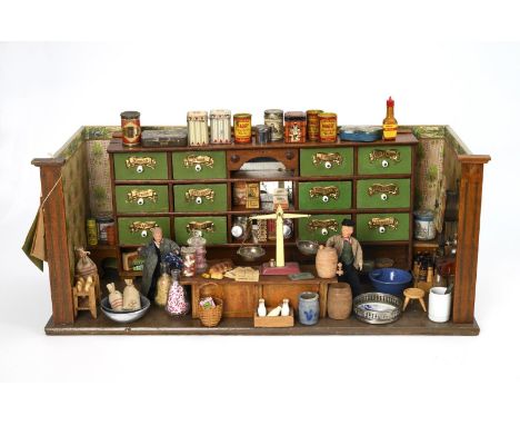 Alter Kaufladen mit 2 Biegepüppchen.  Holz, außen grau gestrichen, innen alt tapeziert. 26,5 x 64 x 24,5 cm. Ca. 5 kg. 1-Raum