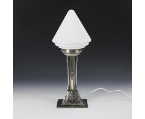 Jugendstil-Tischlampe. Moritz Hacker, Wien. "MH20" mit Adler gepunzt. Anfang 20. Jh.             Zinn versilbert, Messing mit