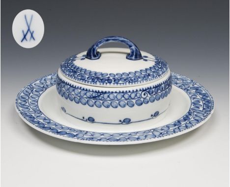 Jugendstil-Butterdose mit Unterschale. Meissen. 1935-1947. Modell von.                     RIEMERSCHMID,             Richard 